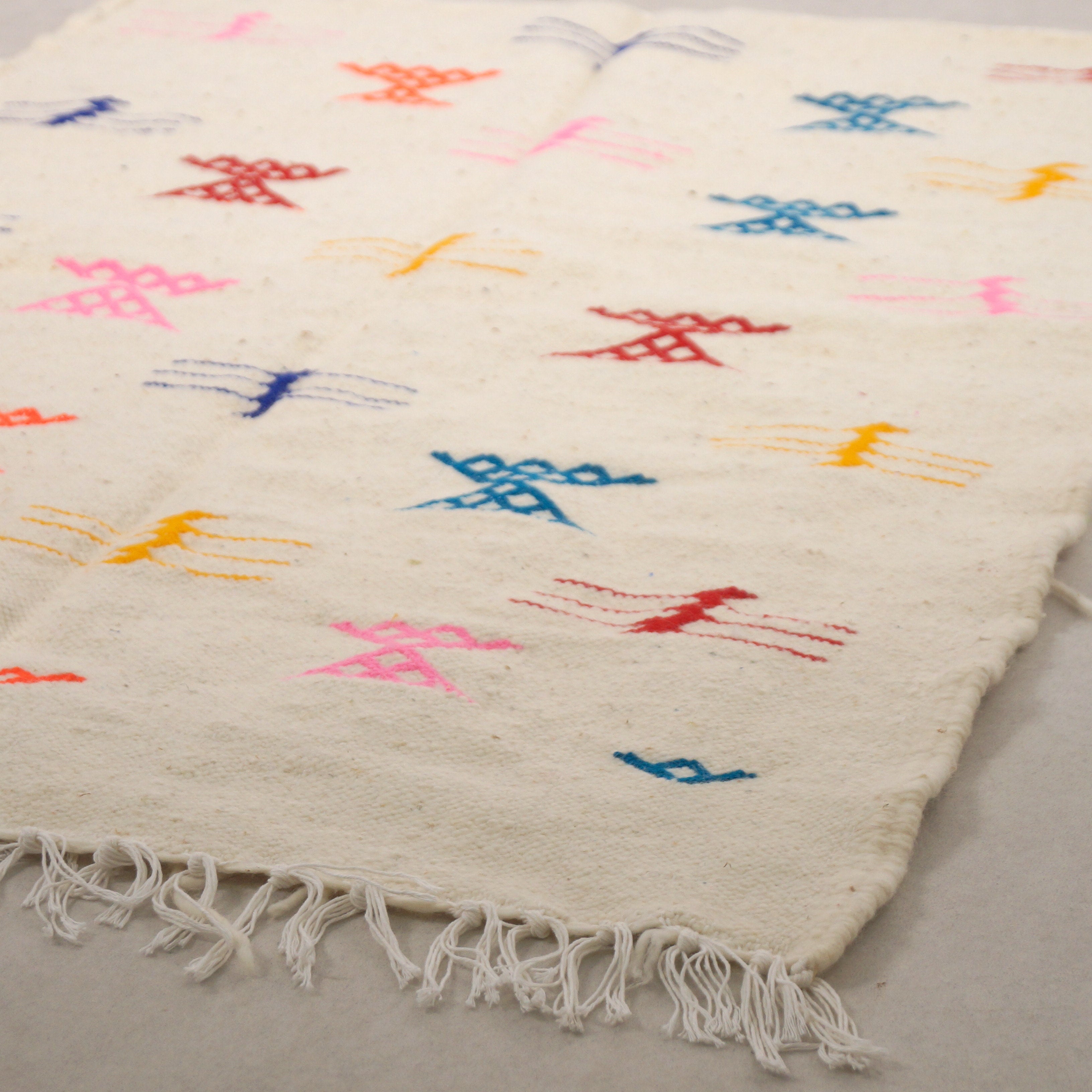 Tapis fin berbère Kilim 154 x 98 cm - Symboles berbères multicolores