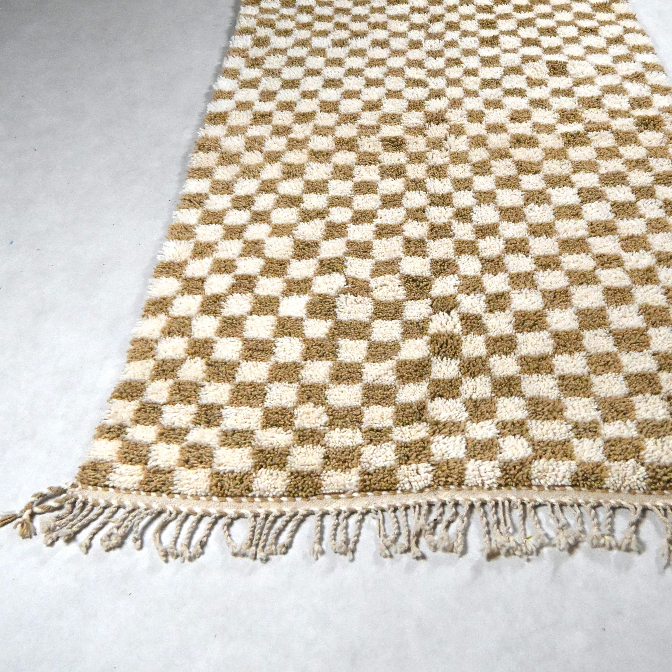 Tapis Berbère en laine damier Camel et blanc