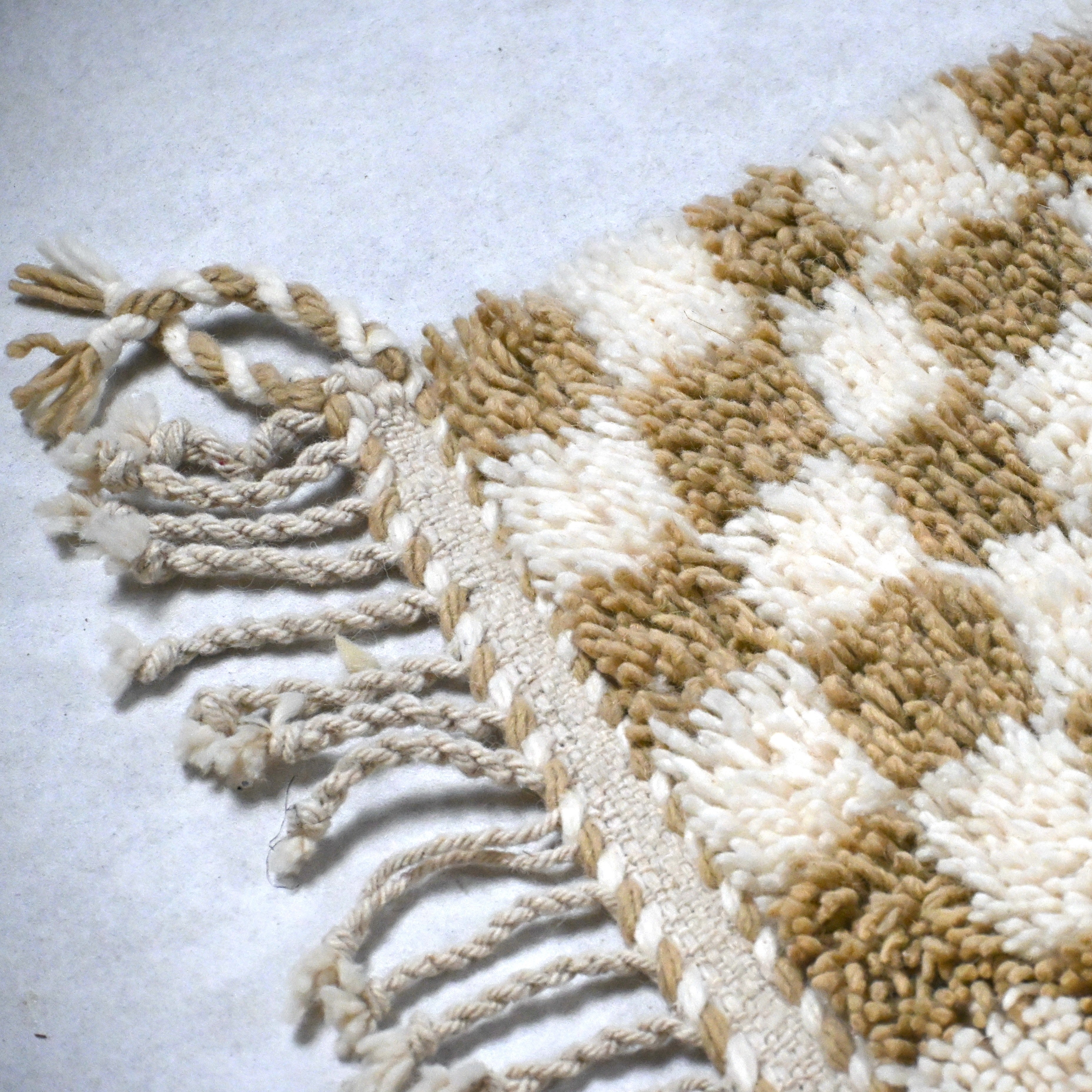 Tapis Berbère en laine damier Camel et blanc