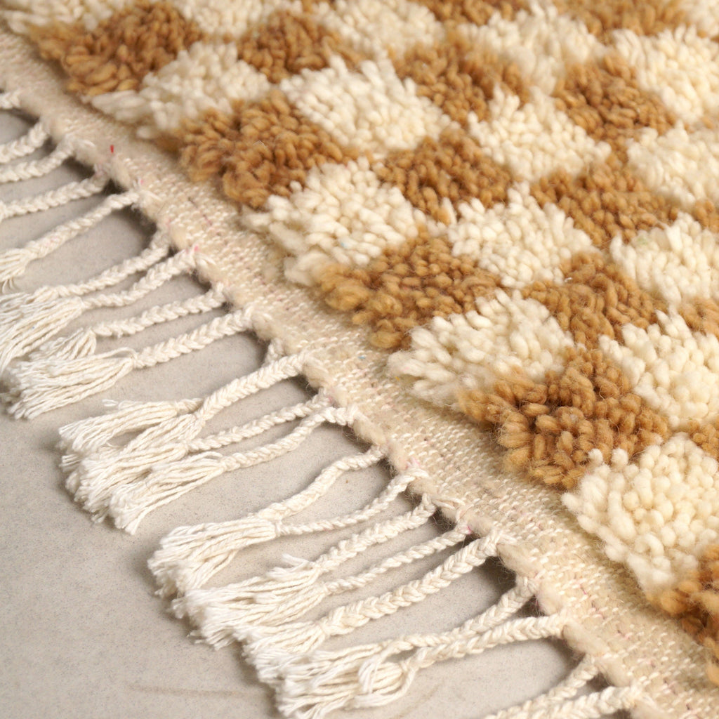 Tapis Berbère en laine Damier camel et blanc