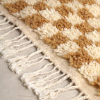 Tapis Berbère en laine Damier camel et blanc
