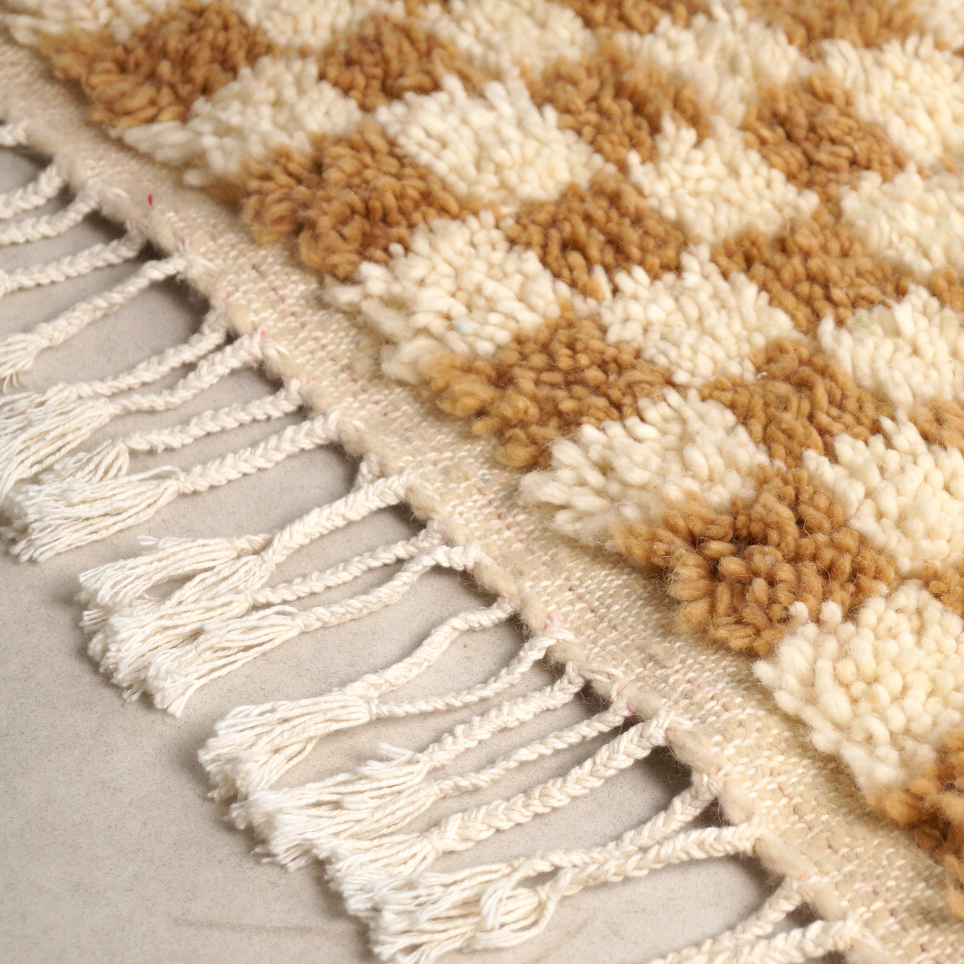 Tapis Berbère en laine Damier camel et blanc